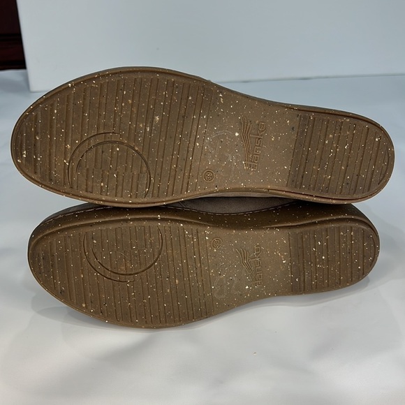 Dansko Ellen bootie size 39 relaxed suede upper in taupe color - Picture 8 of 17